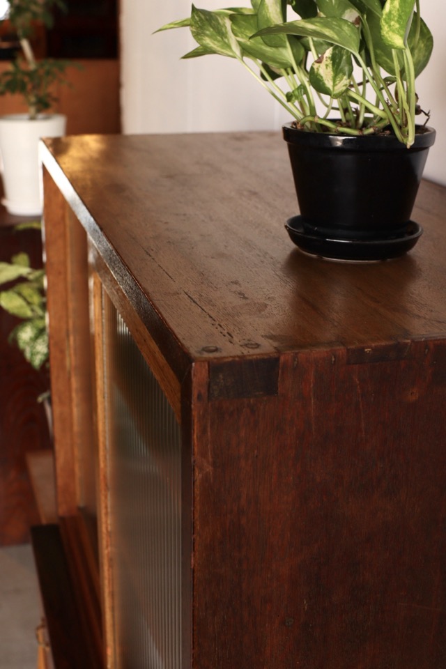 モールガラスの引戸棚