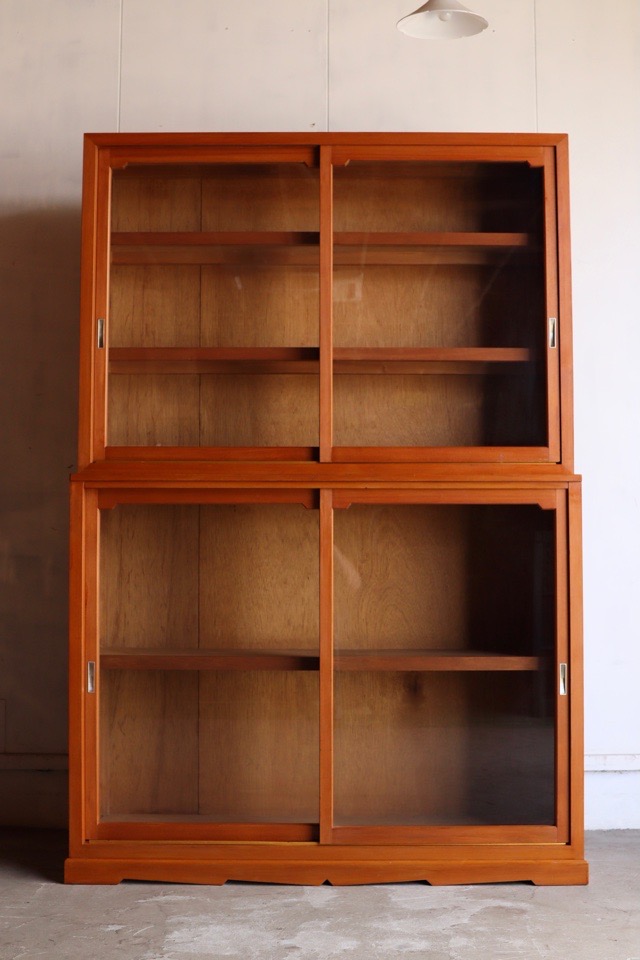 古いガラス戸棚 ガラス収納棚 レトロ食器棚 引き戸収納棚 古家具 Sサイズ、レトロな雰囲気ガラス引き戸の棚。引き戸の食器棚。昭和