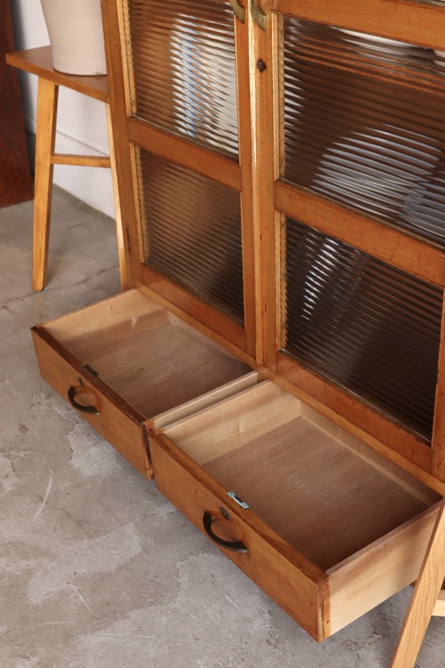 モールガラスの戸棚