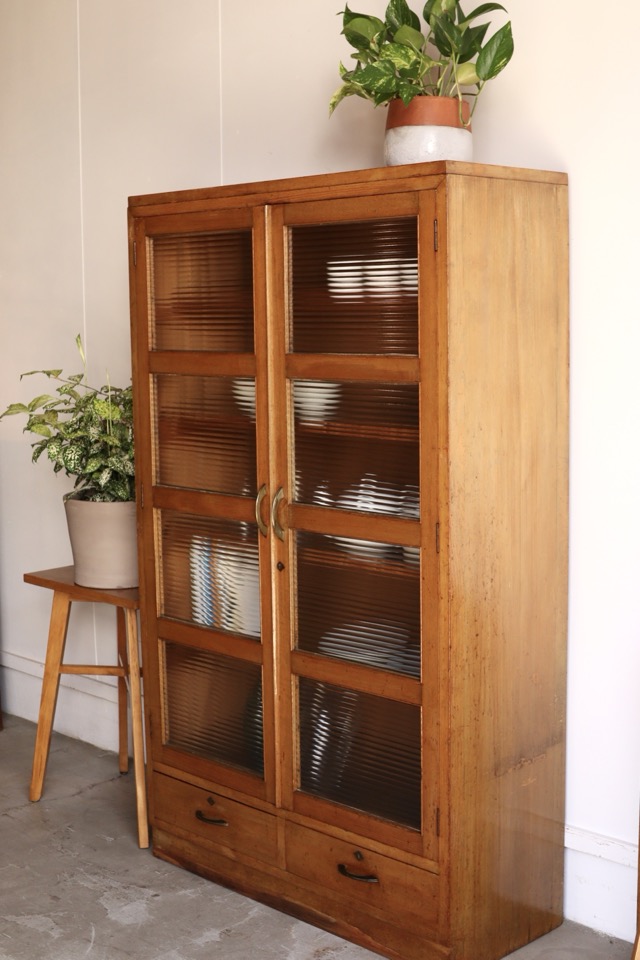 モールガラスの戸棚