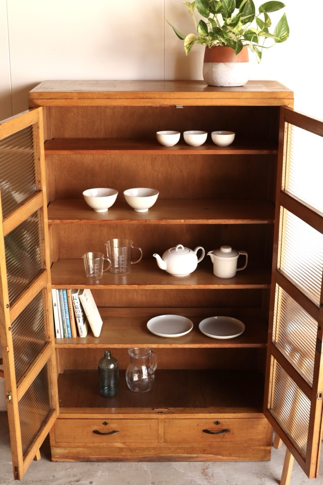 モールガラスの戸棚