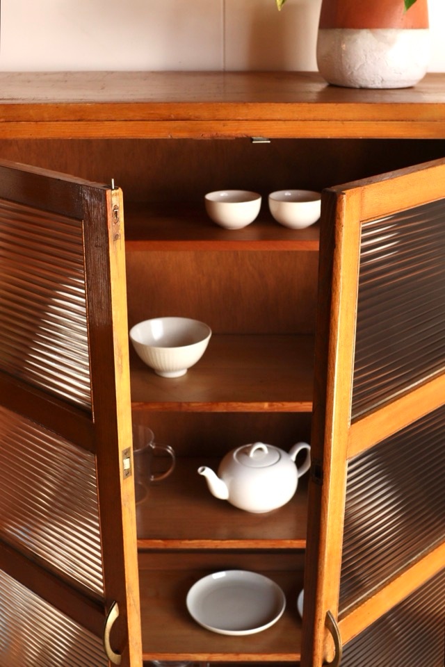 モールガラスの戸棚