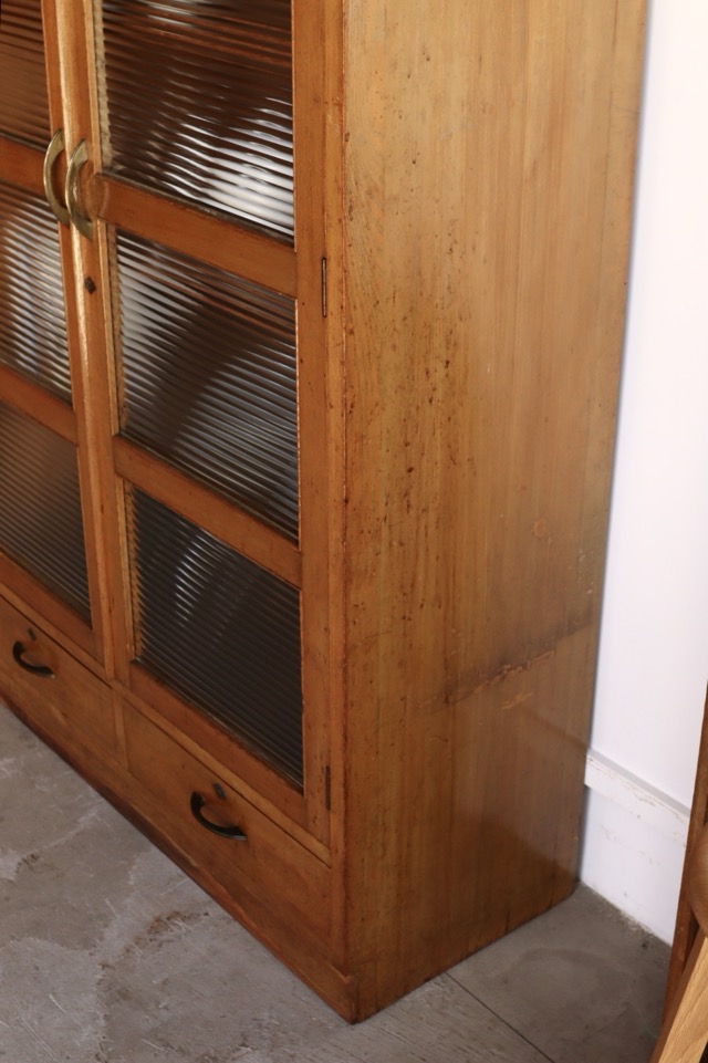 モールガラスの戸棚