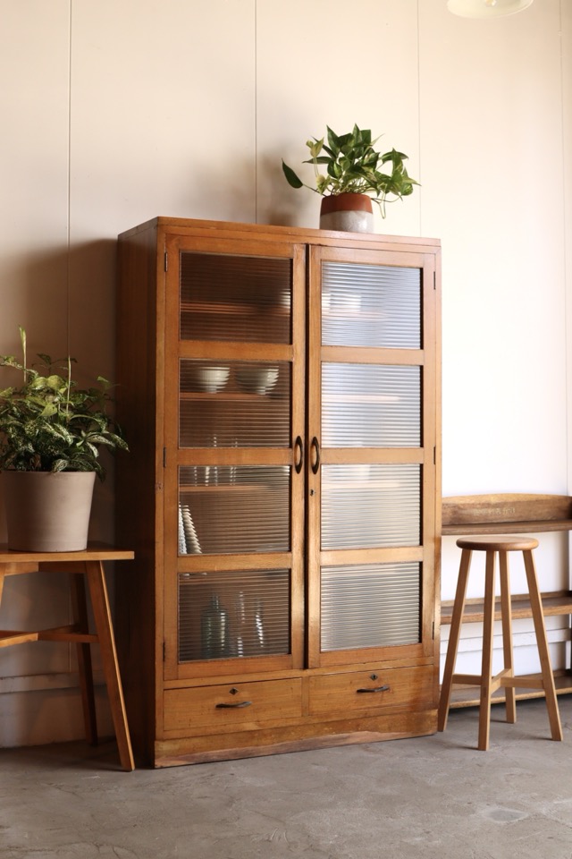 モールガラスの戸棚