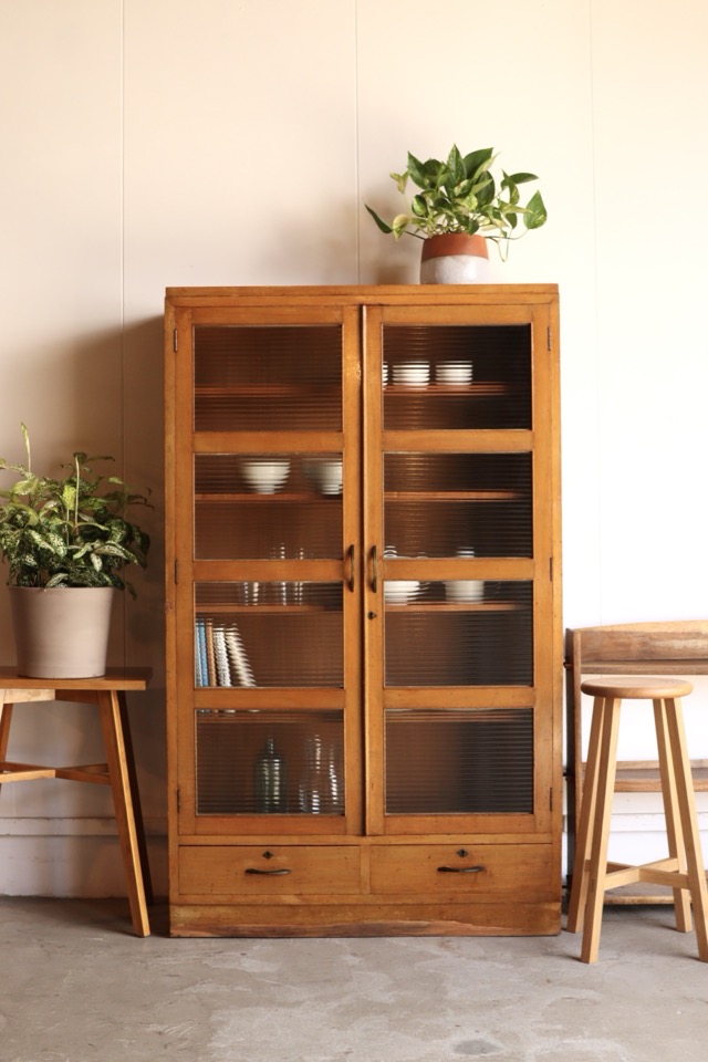 モールガラスの戸棚