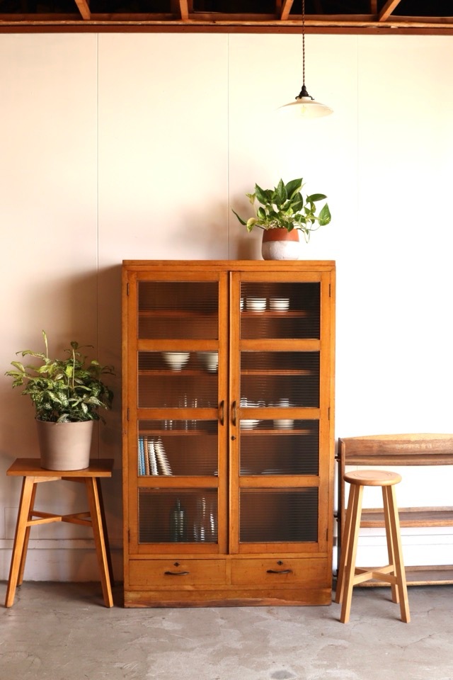 モールガラスの戸棚