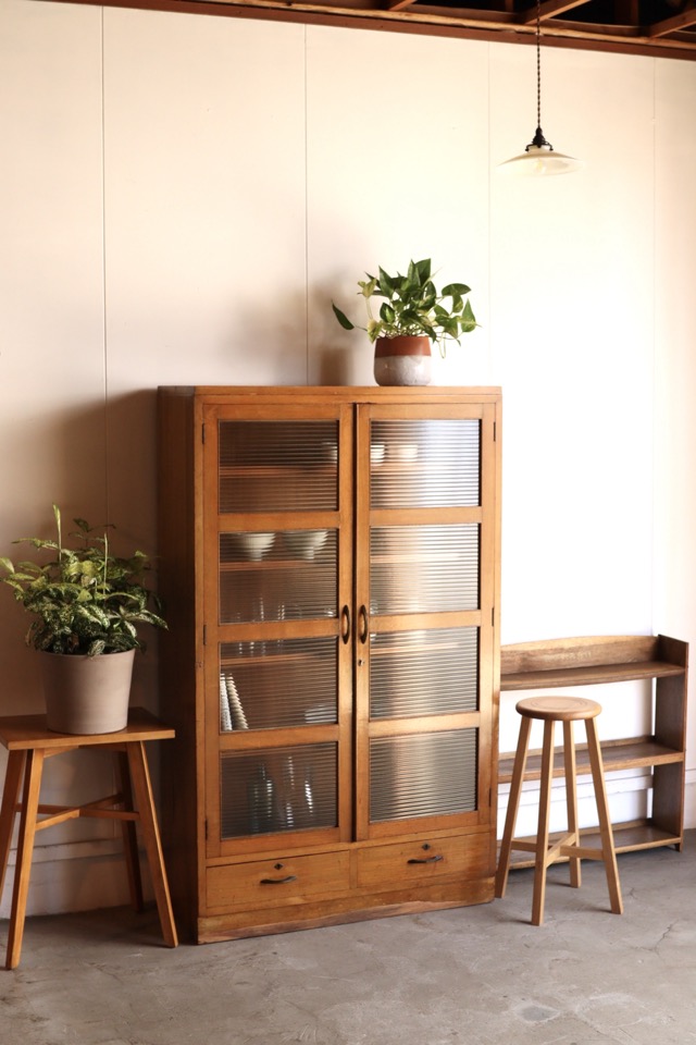 モールガラスの戸棚