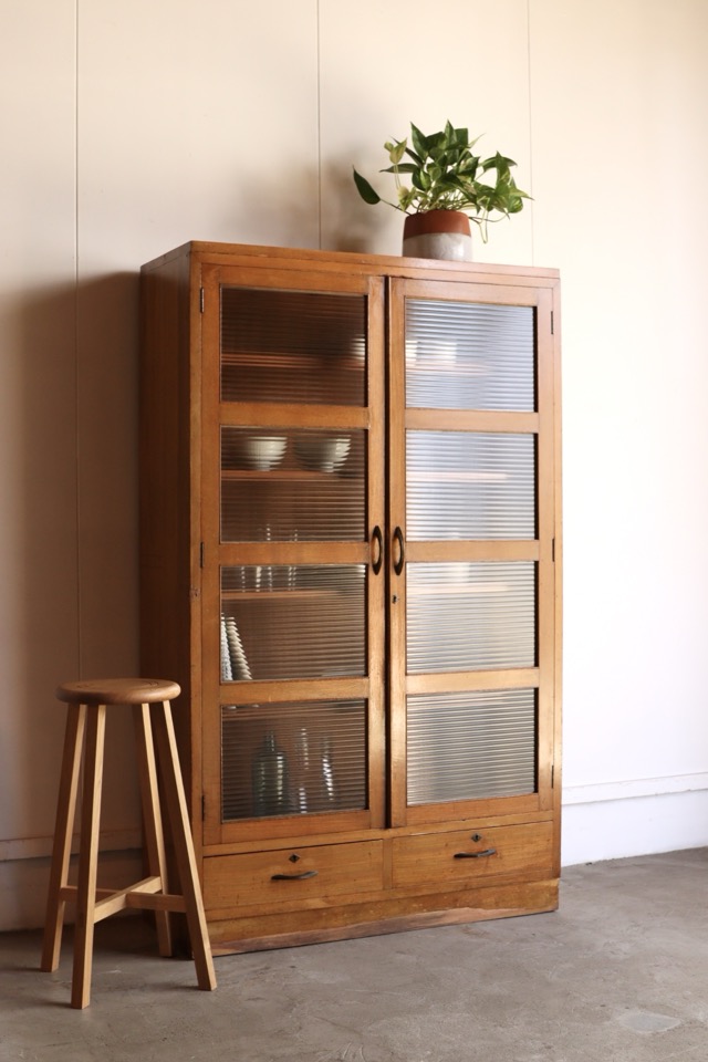 モールガラスの戸棚