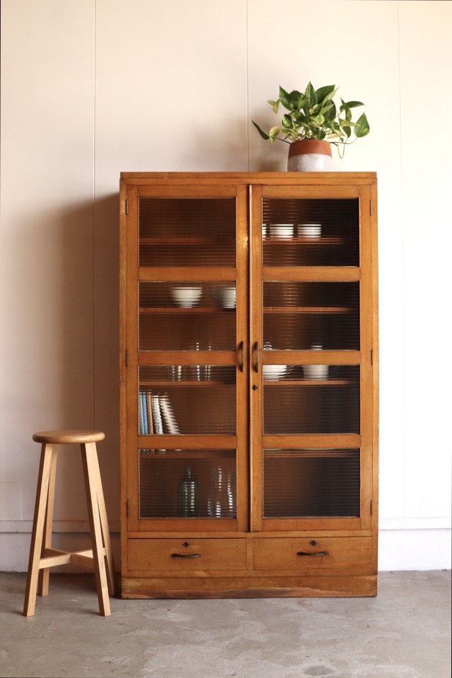 モールガラスの戸棚