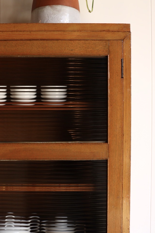 モールガラスの戸棚