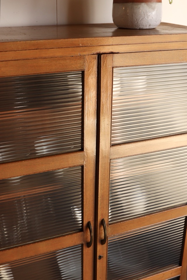 モールガラスの戸棚