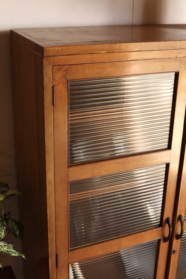 モールガラスの戸棚