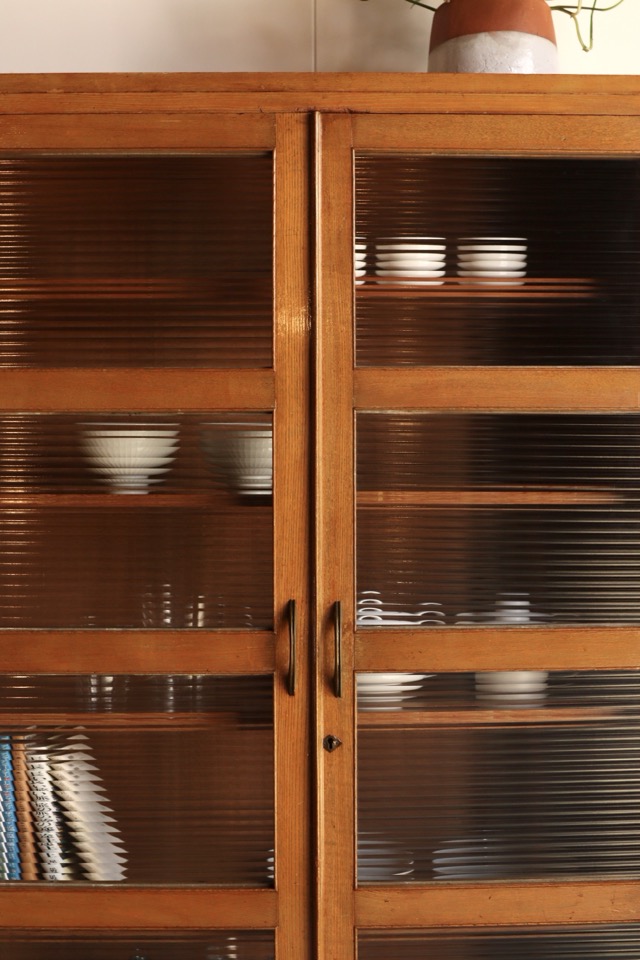 モールガラスの戸棚