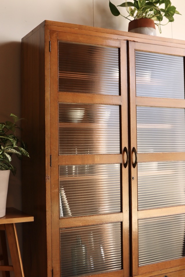 モールガラスの戸棚