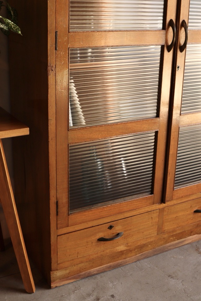 モールガラスの戸棚