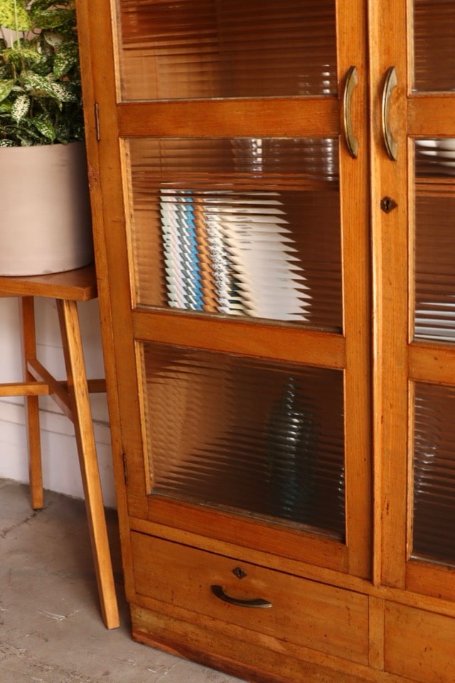 モールガラスの戸棚