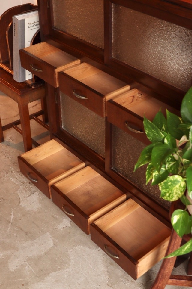 ダイヤガラスの引戸棚