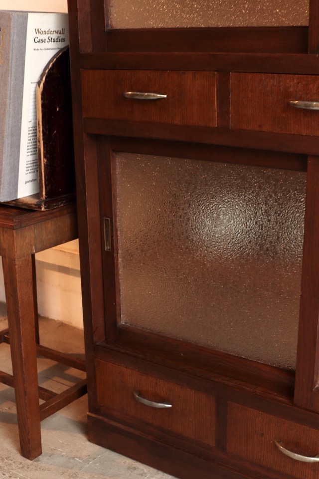 ダイヤガラスの引戸棚