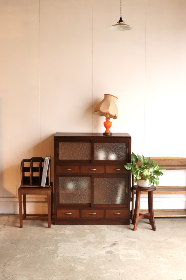 ダイヤガラスの引戸棚