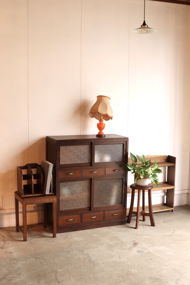 ダイヤガラスの引戸棚