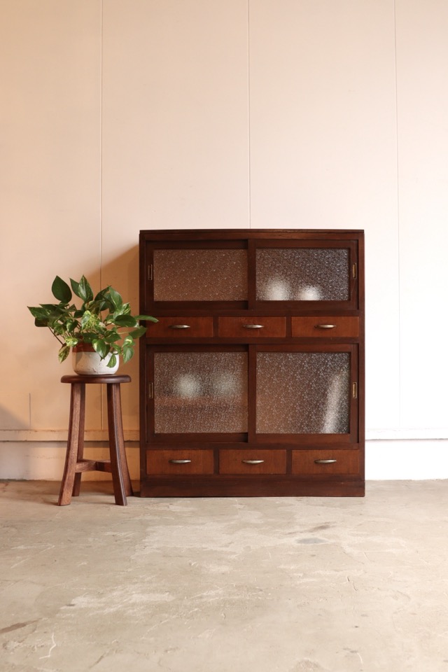 ダイヤガラスの引戸棚