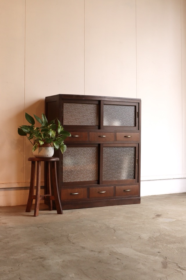 ダイヤガラスの引戸棚