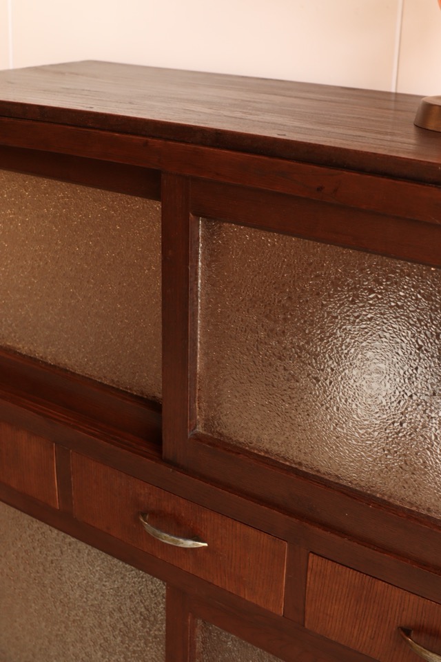 ダイヤガラスの引戸棚