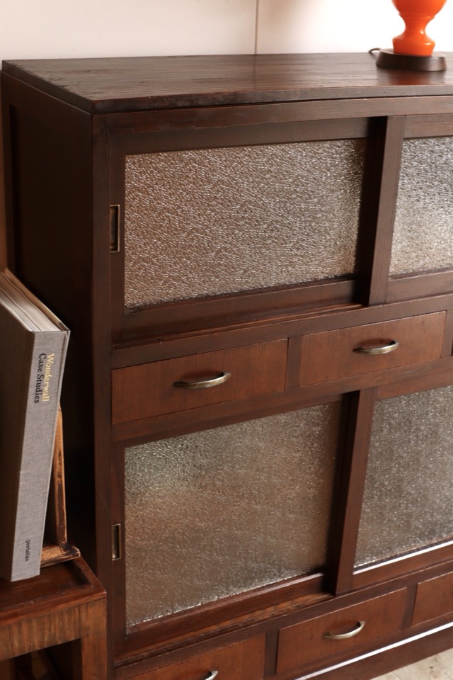 ダイヤガラスの引戸棚