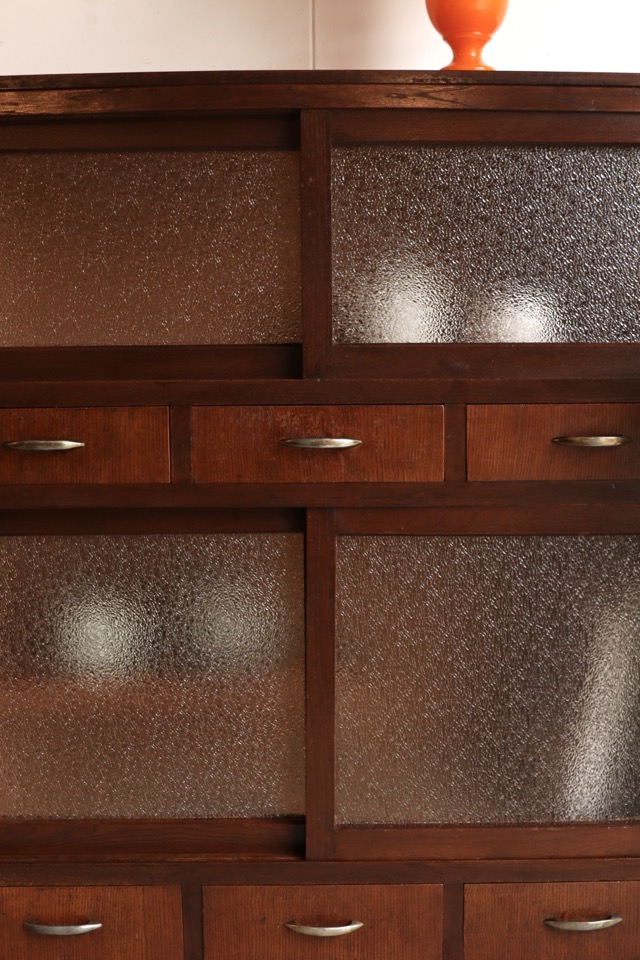 ダイヤガラスの引戸棚