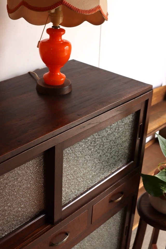 ダイヤガラスの引戸棚