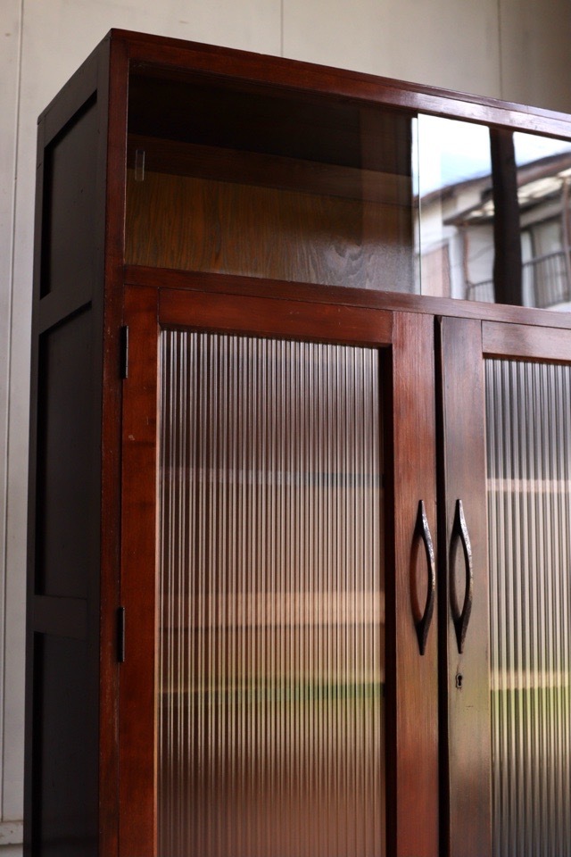 モールガラスの戸棚