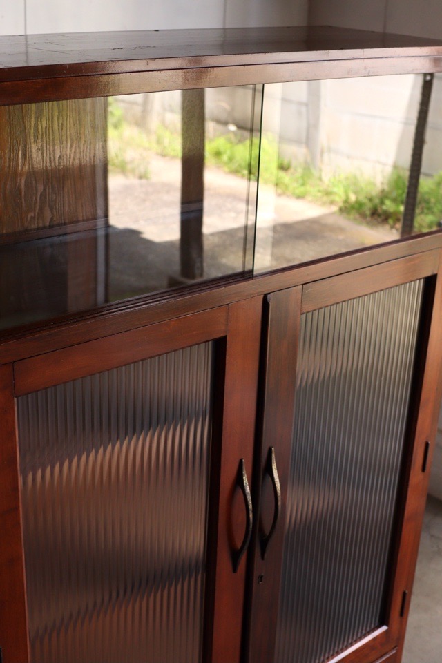 モールガラスの戸棚