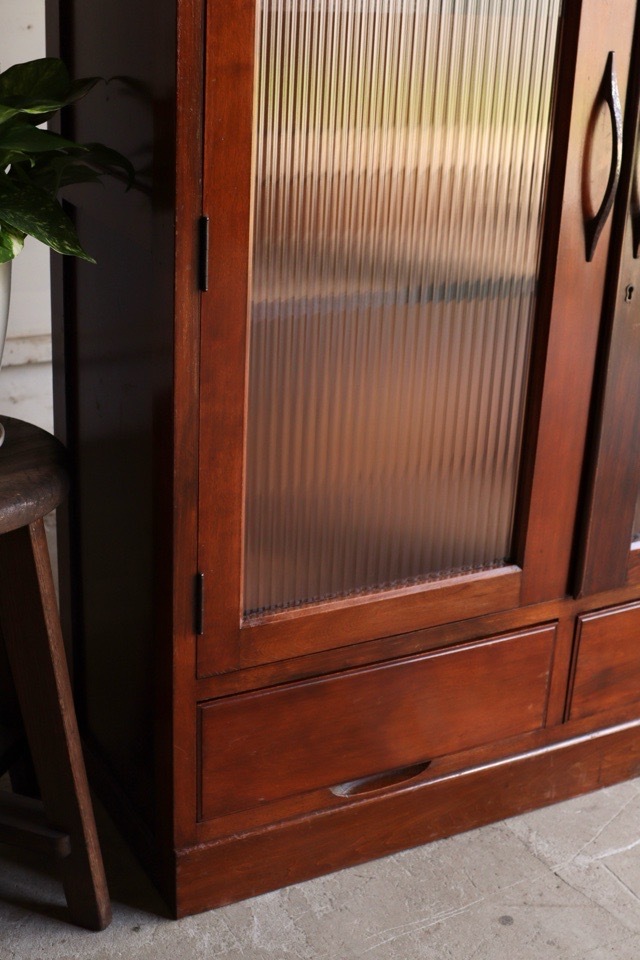 モールガラスの戸棚