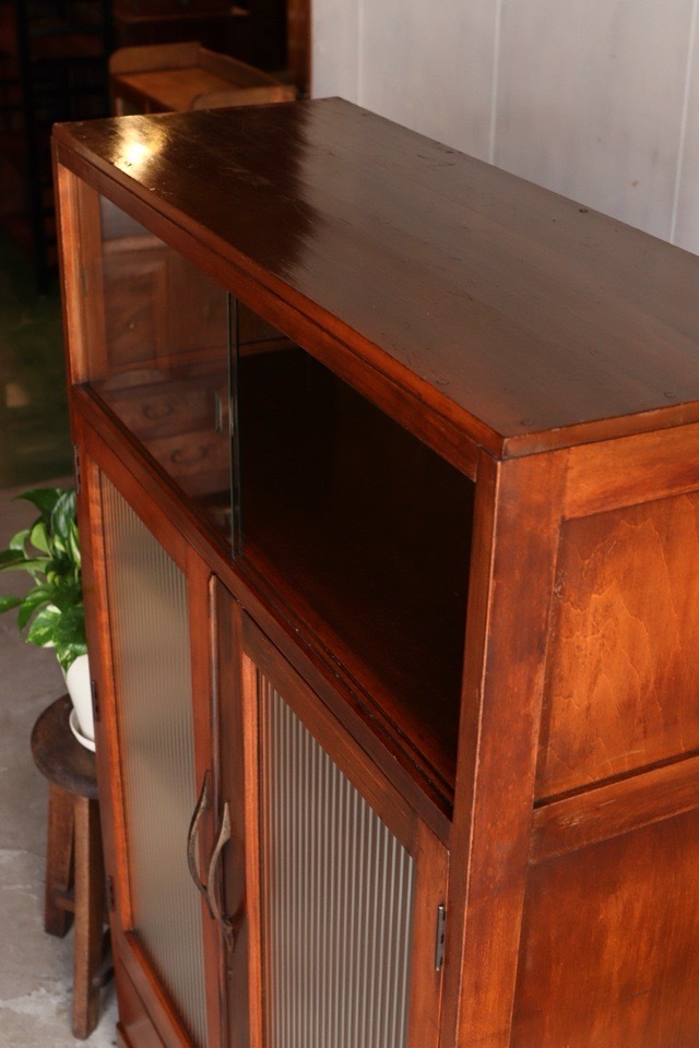 モールガラスの戸棚