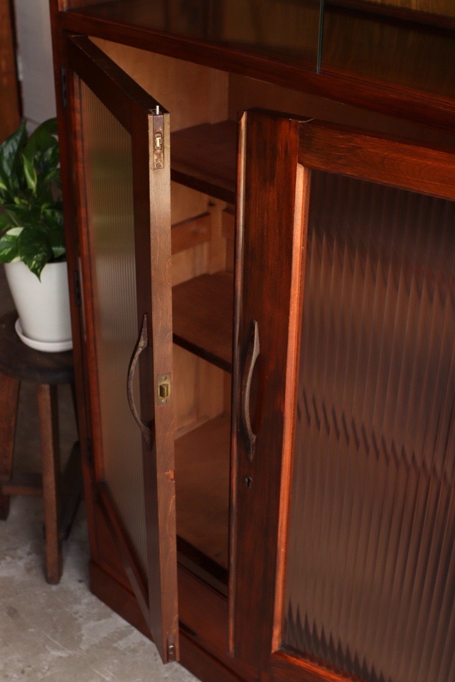 モールガラスの戸棚