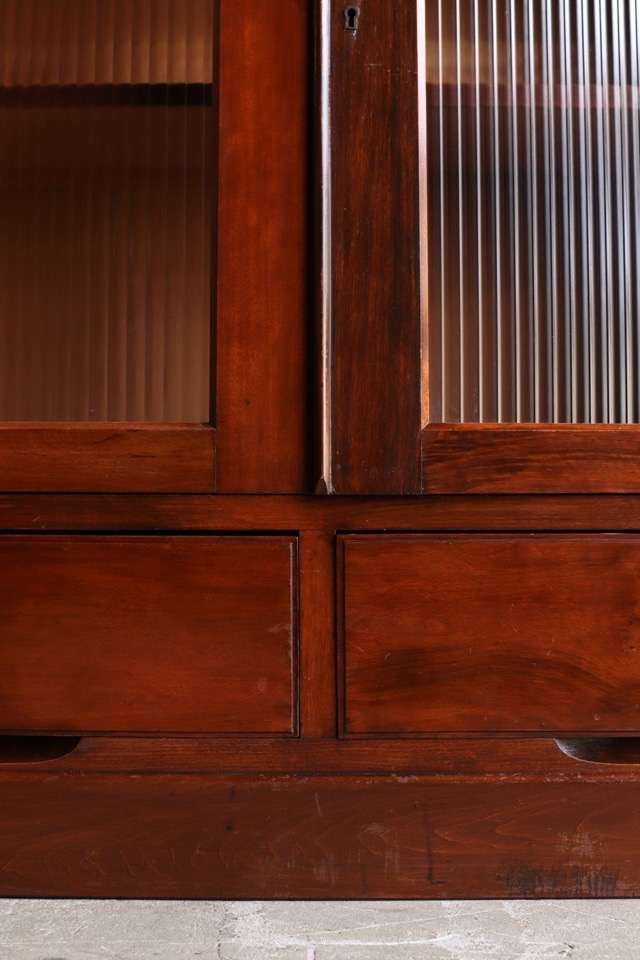 モールガラスの戸棚