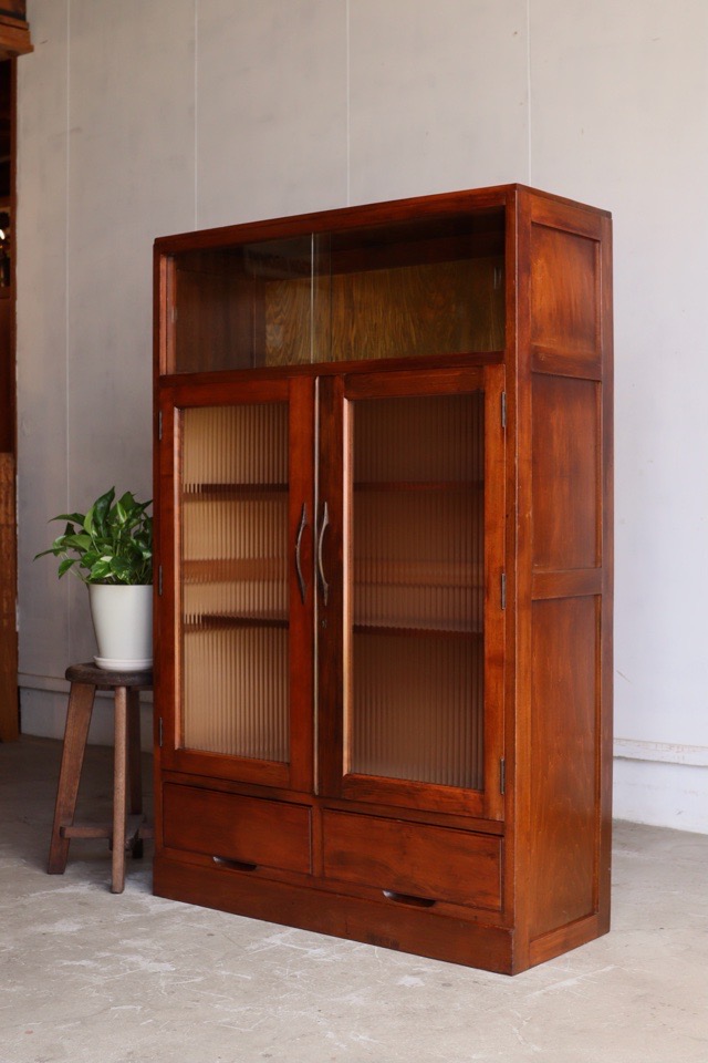 モールガラスの戸棚