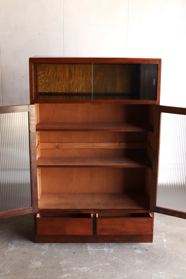 モールガラスの戸棚