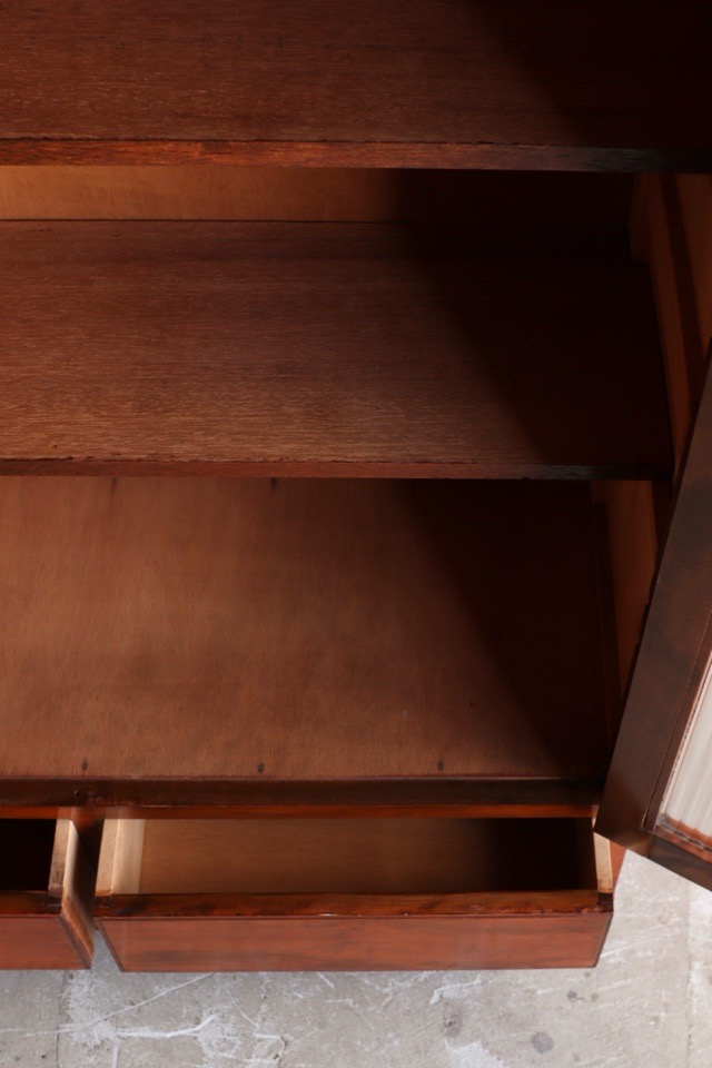 モールガラスの戸棚