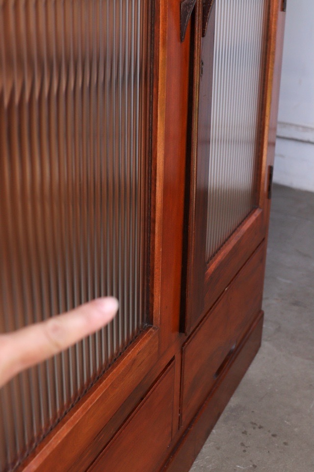 モールガラスの戸棚