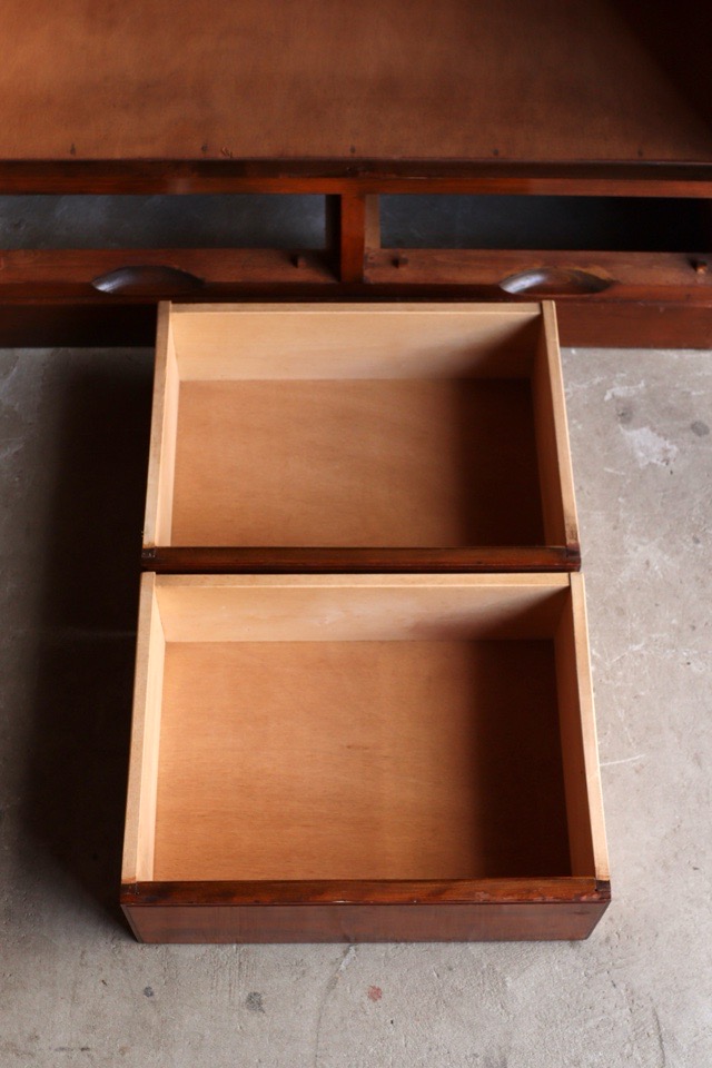 モールガラスの戸棚