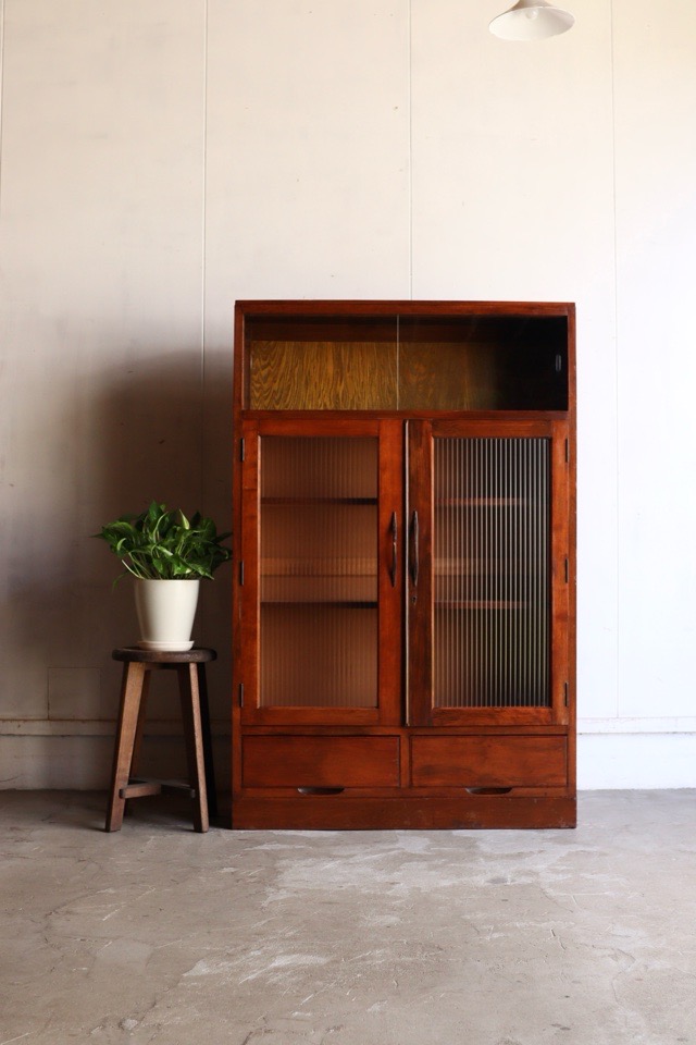 モールガラスの戸棚