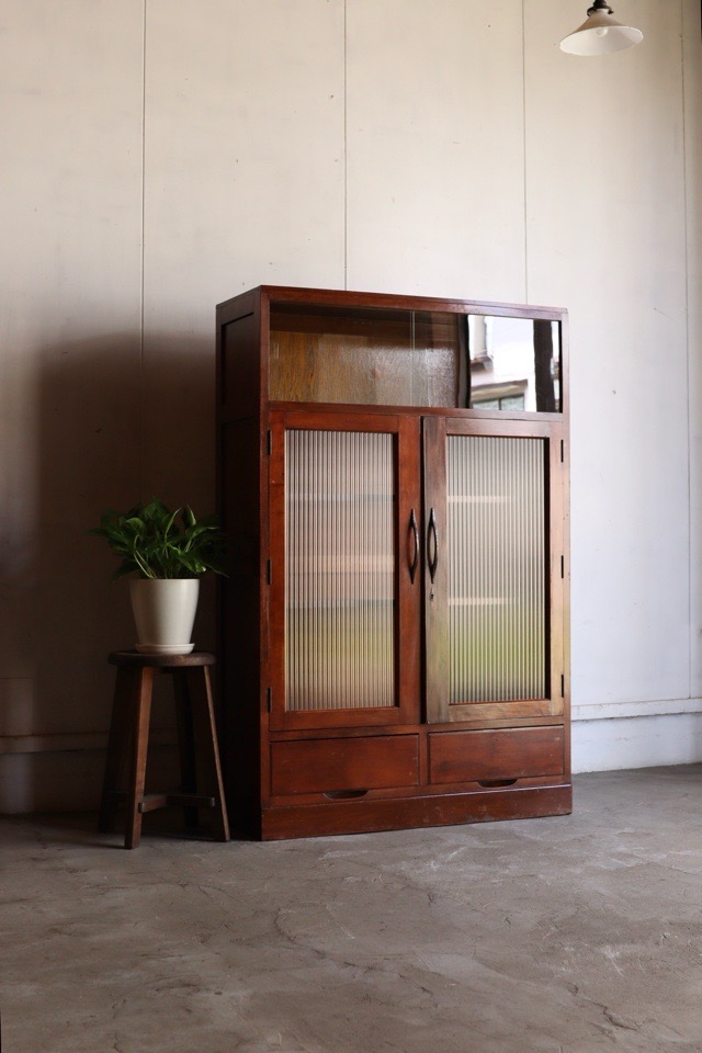 モールガラスの戸棚