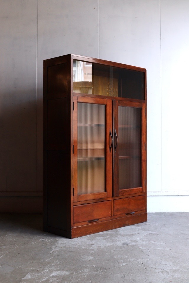 モールガラスの戸棚