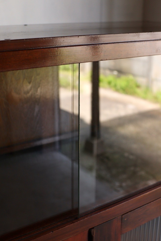 モールガラスの戸棚