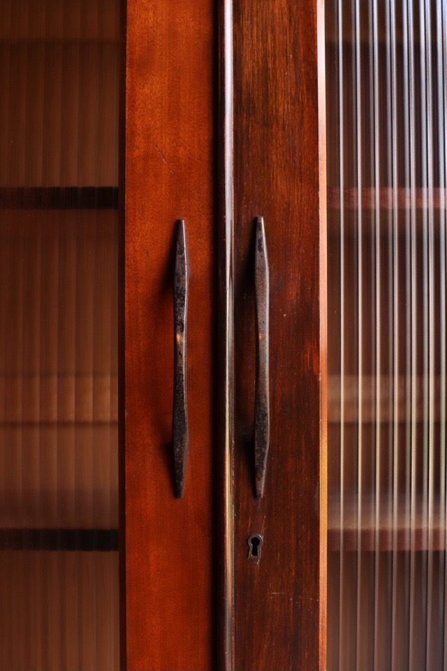 モールガラスの戸棚