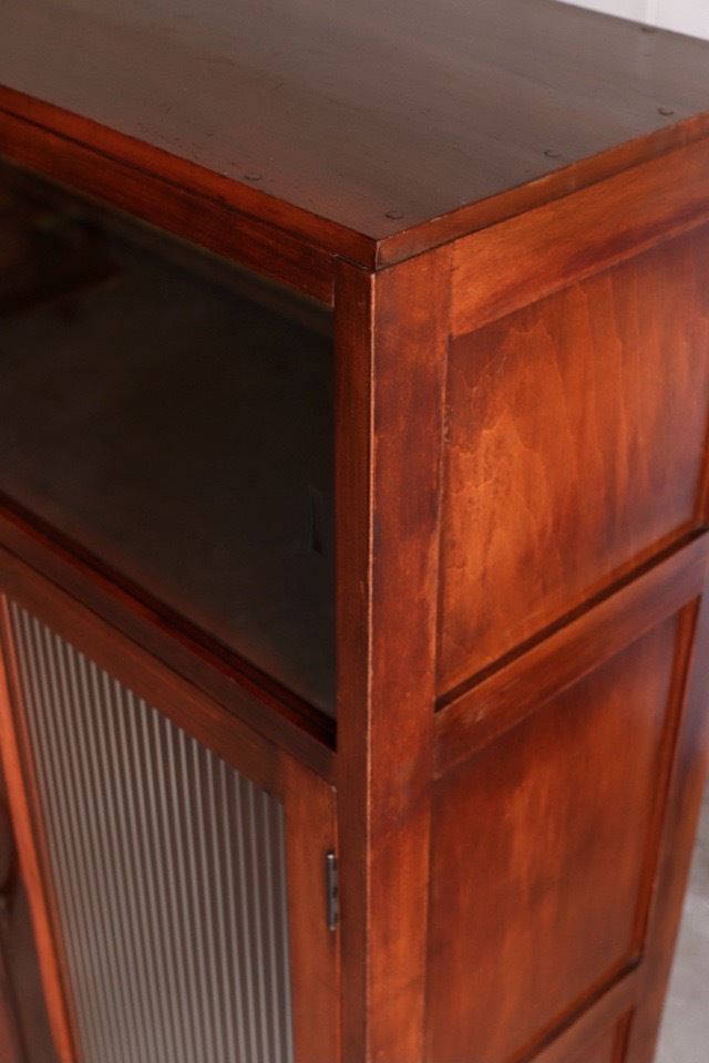 モールガラスの戸棚