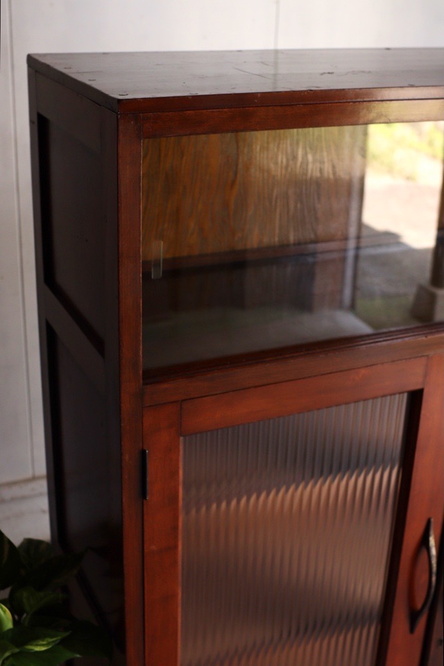 モールガラスの戸棚