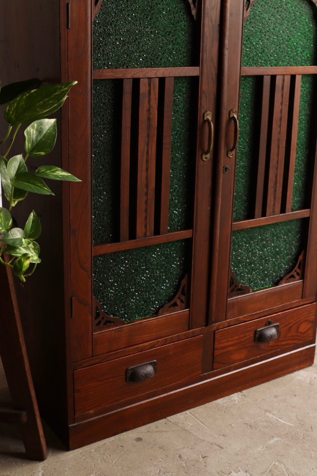 ダイヤガラスの戸棚