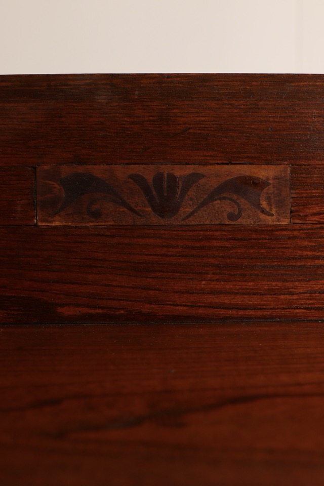 ダイヤガラスの戸棚